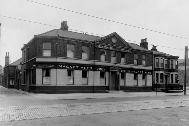 The Black Bull Hotel on Hunslet Road. Pictured in June 1951.