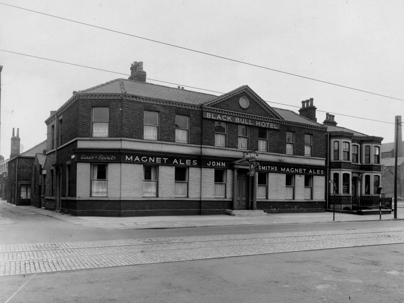 The Black Bull Hotel on Hunslet Road. Pictured in June 1951.