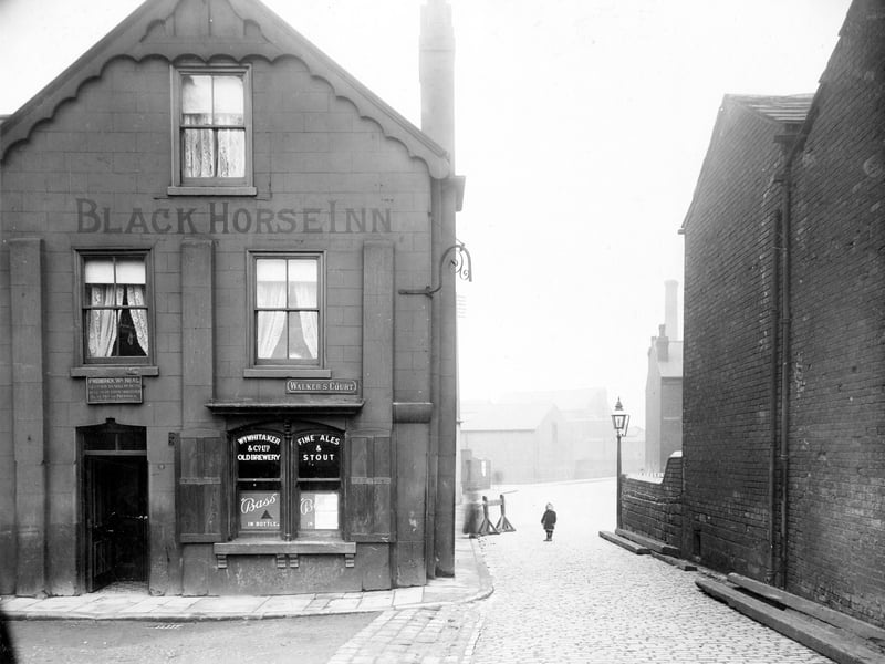 The Black Horse Inn in Walkers Court off Church Street. The licensee at the time this photo was taken in October 1913 was Frederick W Neal.