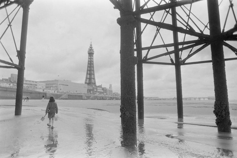 Holidaymakers on Blackpool beach, 3rd August 1982. (Photo by John Downing/Getty Images)