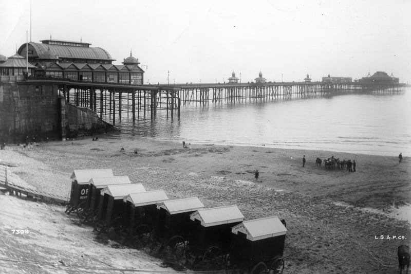 Bathing machines lined up on the beach in front of the North Pier, 1900 (Photo by London Stereoscopic Company/Hulton Archive/Getty Images)
