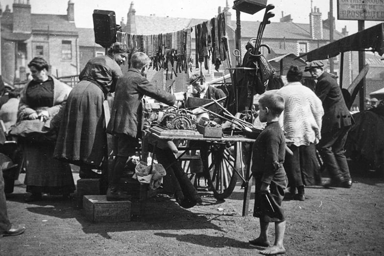 The Barrows (street market), at the turn of the 20th century. The Barras market was subsequently built on this site.