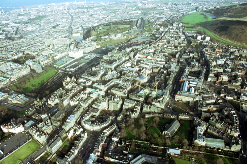 Aerial photo of Edinburgh, taken in February 1992, showing the Old Town south of Princes Street gardens.