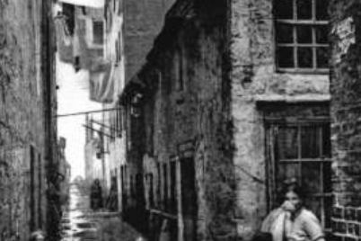 An old lane off the High Street - much of these old tenement buildings were demolished in the slum clearances by Glasgow Corporation back in the mid 20th century