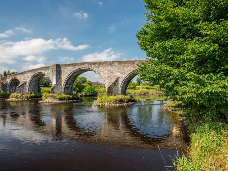 Completing the top five is Stirling. The average sale price is £258,061 compared to an average asking price of £230,189 - a difference of £27,872.
