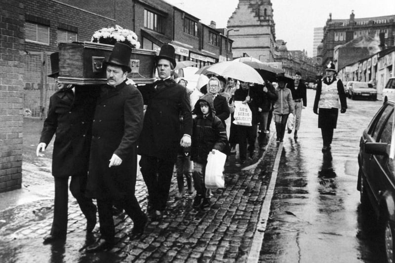 Traders delivered a petition signed by a 250,000 people opposing council plans to redevelop Kirkgate Market - and they carried it in a coffin. They dressed as pallbearers delivering the peition in a coffin to Leeds City Council planning officials in October 1986.
