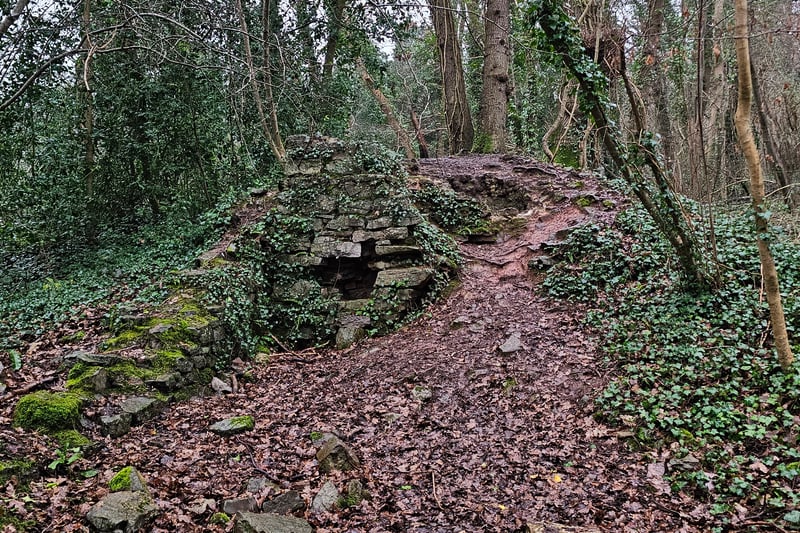 The old lime kiln is one of the landmarks on the Ty Sculpture Trail. Now crumbling away, the kiln once produced quicklime using limestone from the wood and was probably used to build some of the older houses nearby.