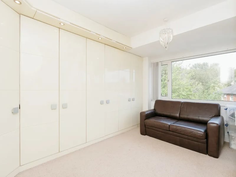 Large windows lets lots of natural light flow into the rooms.