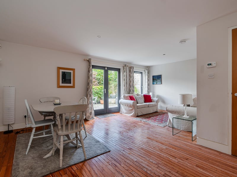 Where is it? In a peaceful development of just six homes, located just a few minutes’ walk north of Princes Street, and all the cultural delights of central Edinburgh.