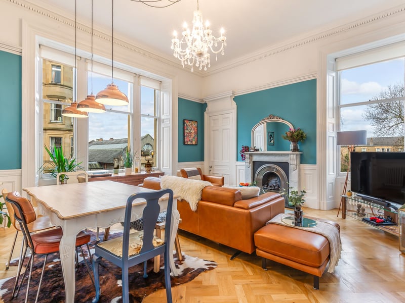 Where is it? Within easy walking distance of the on-trend retail outlets, and eateries and bars of Stockbridge and Edinburgh’s West End. The Royal Botanic Gardens and other green spaces can be found nearby.