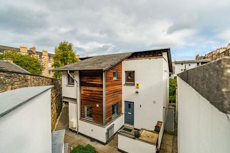What is it? A three-bedroom modern semi-detached villa, situated at the heart of Edinburgh’s New Town in a RIBA award-winning mews-style development by renowned Capital-based architect Sir Richard Murphy.
39 Dublin Street Lane North Offers over £550,000