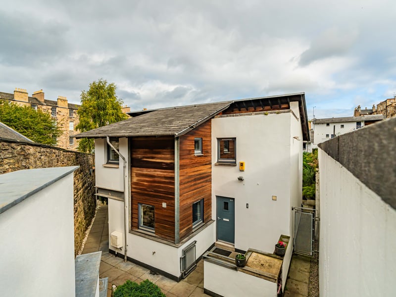 What is it? A three-bedroom modern semi-detached villa, situated at the heart of Edinburgh’s New Town in a RIBA award-winning mews-style development by renowned Capital-based architect Sir Richard Murphy.
39 Dublin Street Lane North Offers over £550,000