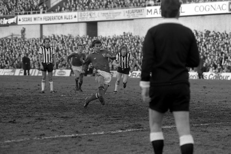 Gary Rowell scores from the penalty spot to put Sunderland 3-1 up.