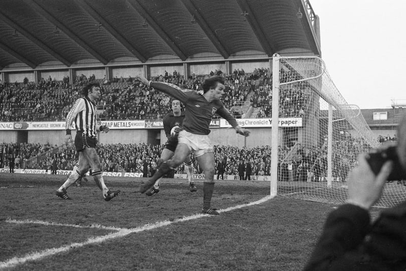Wayne Entwistle goes close in another Sunderland attack.