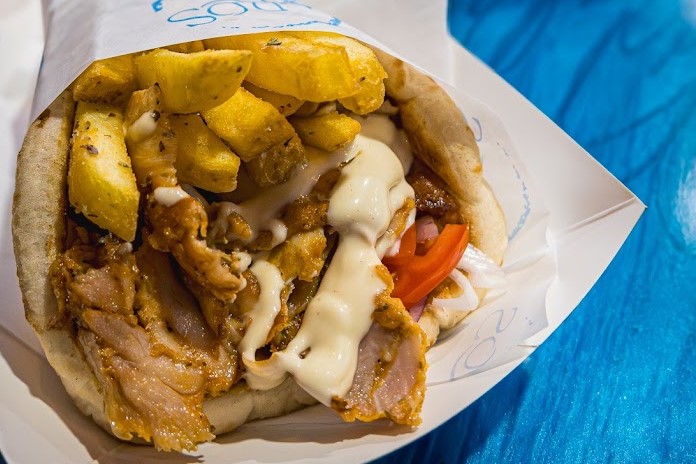 🍽️ Greek restaurant specialising in authentic street food. Laros means delicious. 📋 Gyros and Souvlaki are the order of the day. For £7.50 you can get Chicken Honey Mustard Pita Wrap (Souvlaki) which consists of sliced chicken in herbs, with tomatoes, onion, sauce and fries. A Pork – Tzatziki Pita Wrap (Gyros) is the same price. 💬 “Absolutely delicious wraps. I was amazed at how nice it was. I will definitely go there again. The food was well presented and a generous portion.” ⭐ Laros was given a five star hygiene rating in May 2022 and has a 4.6 out of five rating on Google from 208 reviews. 📍 41 Bold Street Liverpool L1 4EU