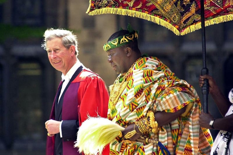 HRH Prince of Wales walks in the Honounary Graduates procession at the University of Glasgow with HM Otumfuo Osee Tutu II from Ghana, 21 June 2001. The two later received Honorary Degrees from the University of Glasgow. (Photo by DAVID CHESKIN / POOL / AFP) (Photo by DAVID CHESKIN/POOL/AFP via Getty Images)