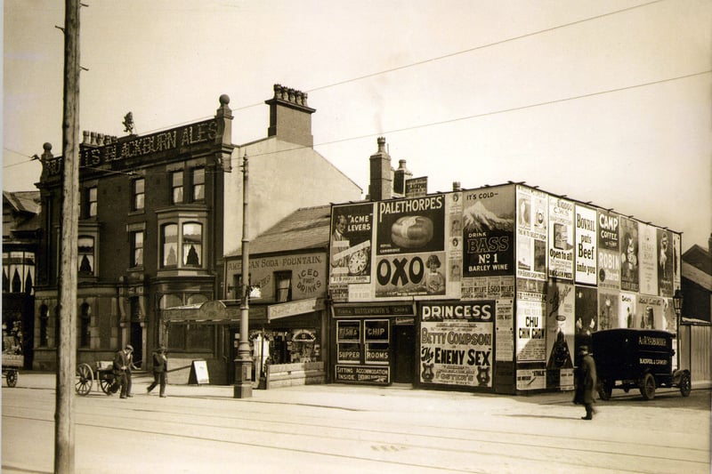 Old Bridge House Hotel on Lytham Road in 1925, it's name is thought to refer to a bridge which crossed the Spen Dyke near the Manchester Hotel. The pub was rebuilt in 1879 and remodelled in the 1930s.
Historical Blackpool   from " Blackpool Through Time by Allan Wood and Ted Lightbown.