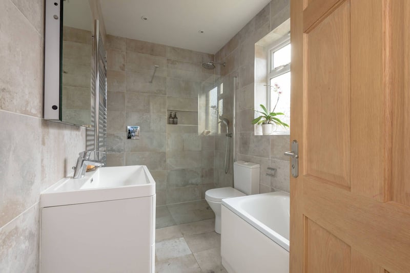 This contemporary bathroom is well presented and appealing.