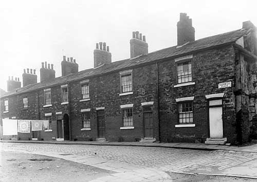 Share your memories of Hunslet in the 1950s with Andrew Hutchinson via email at: andrew.hutchinson@jpress.co.uk or tweet him - @AndyHutchYPN