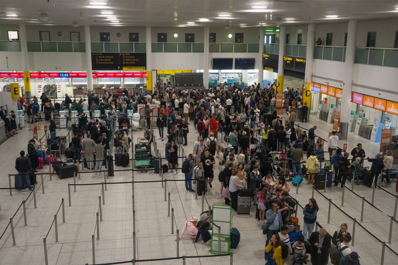Gatwick Airport has average delays of 26 minutes and 54 seconds.