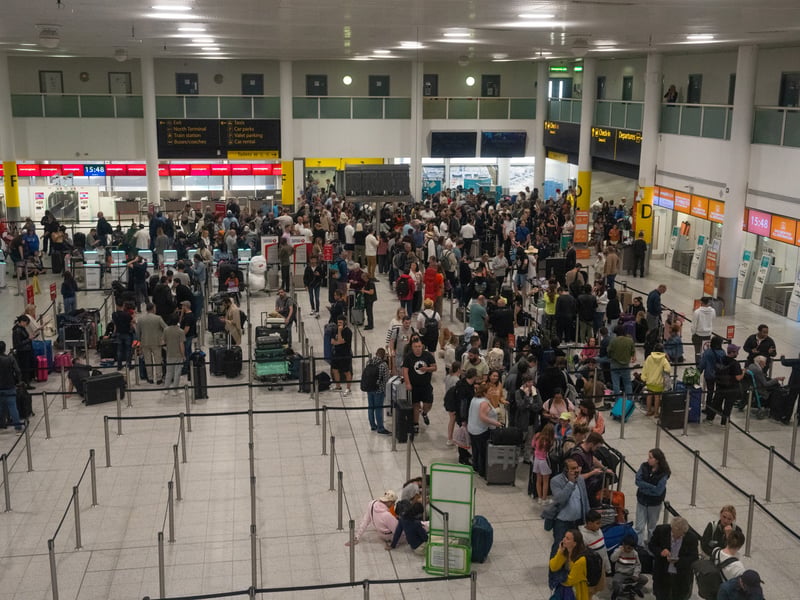Gatwick Airport has average delays of 26 minutes and 54 seconds.