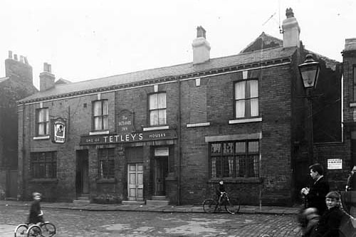 The Oatlands Inn public house, a Tetley's house,  on Alfred Cross Street. Pictured in October 1958.