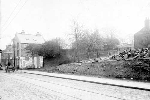 Town Street in May 1906. On the left the incline of Stocks Hill is just visible, a horse and cart heading in that direction. To the right is an area of cleared ground.