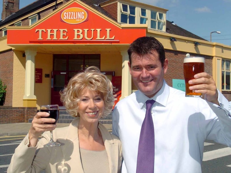 The Bull landlord Chris Johnson raises a glass with actress Elizabeth Estensen, who played Diane Blackstock, in Emmerdale, a after a charity auction in August 2004.