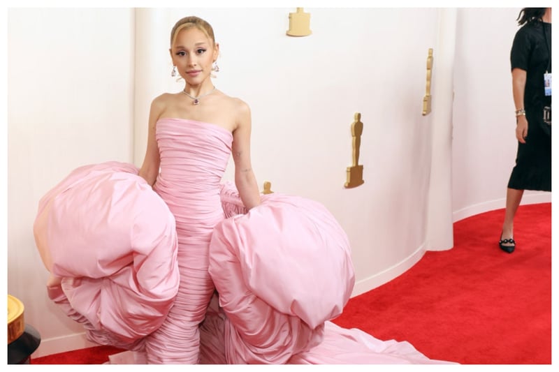 For those of you who don't know, I love pink, but even I was not a fan of Ariana Grande's sugary pink Giambattista Valli gown. Although she might have been trying to channel her Wicked character Glinda,  the heavily ruched dress with billowing fabric was just not stylish!