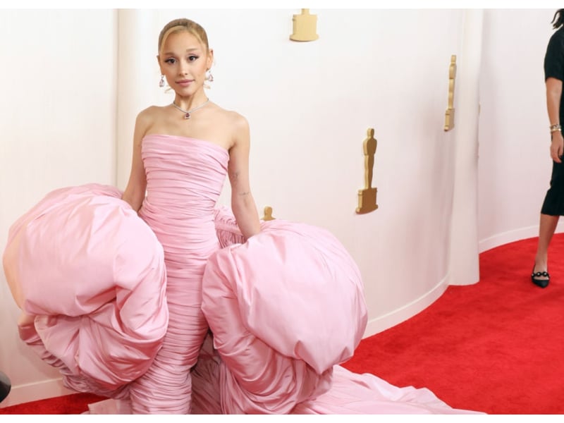 For those of you who don't know, I love pink, but even I was not a fan of Ariana Grande's sugary pink Giambattista Valli gown. Although she might have been trying to channel her Wicked character Glinda,  the heavily ruched dress with billowing fabric was just not stylish!