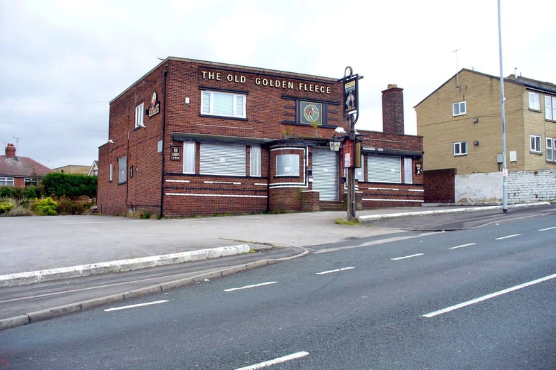 This flat-roofed, brick building replaced the original Old Golden Fleece in 1934. It was always known locally as 't' middle oile' because of its position on Churwell Hill. This phopto fropm September 2009  shows this Tetley's pub standing empty with metal shutters at the door and windows. 
