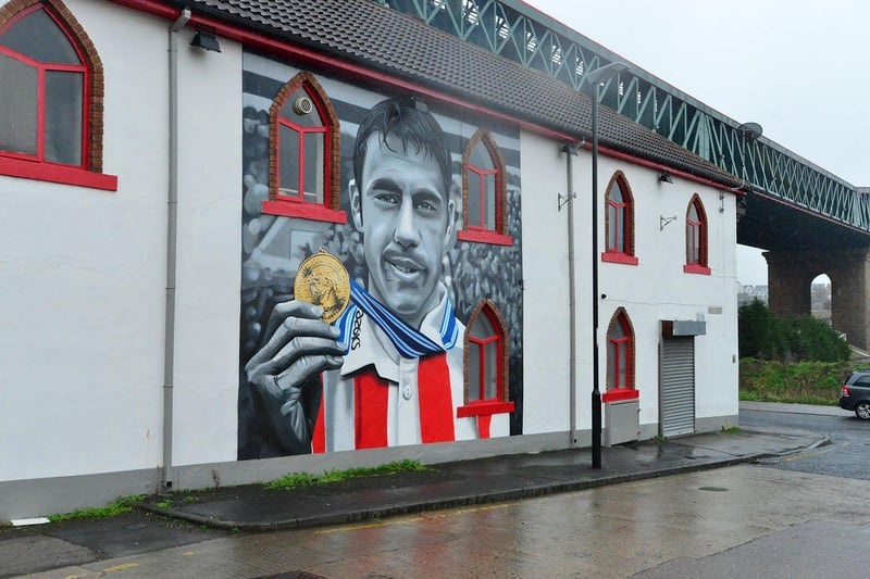 The Kevin Phillips mural painted on the side of The Times Inn, as it looked in December 2020.