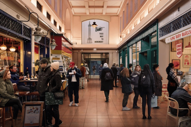 Alleys will benefit from redecoration and new programmable LED lighting. Additional wayfinding
signage and artwork will help navigation around the market, and all 14 entrances will be fitted with
glazed automatic sliding doors and fixed glazed panels above to help reduce draughts.