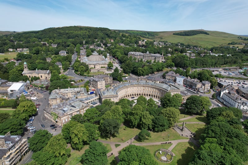 Architectural Diversity & Cultural Powerhouse: Buxton is celebrated for its architectural variety and strong connections. Home to the renowned International Festival, it’s a cultural hub set against the stunning backdrop of the Peak District.