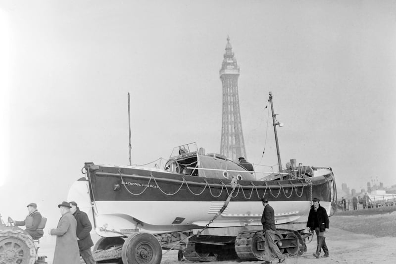 Blackpool lifeboat leaves for Freckleton