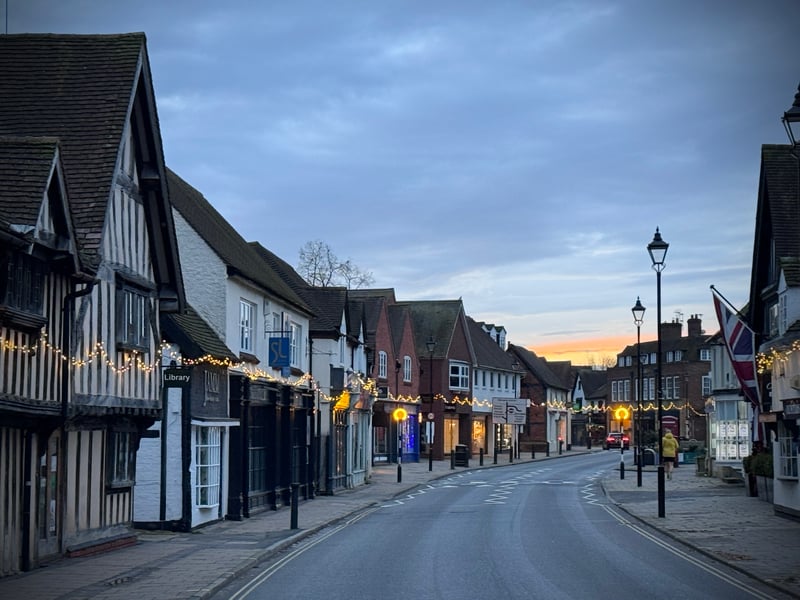 These suburbs offer spacious homes, excellent schools, and a semi-rural feel. Just a train ride away from Birmingham, they provide a countryside illusion while keeping you close to urban amenities.