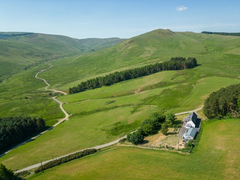 Fouledge Cottage boasts a total lack of light pollution making it the ideal spot for star gazing and observing the milky way.