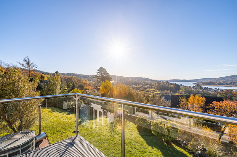 A balcony in the upstairs landing area allows dramatic waterside views to be enjoyed.