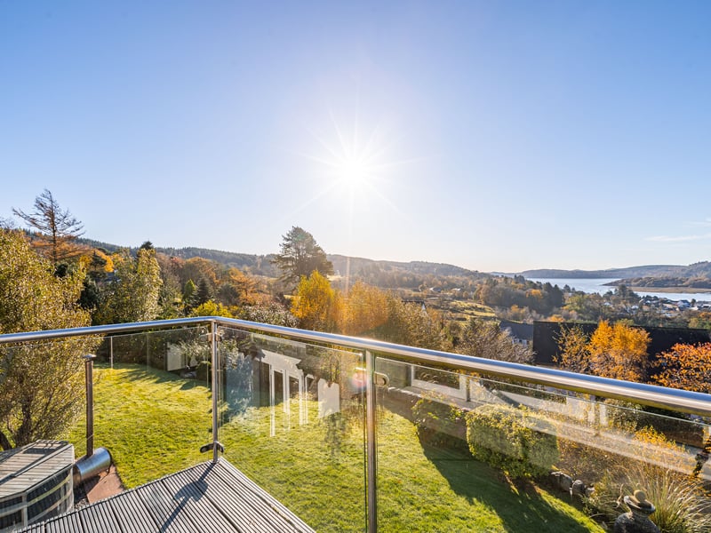 A balcony in the upstairs landing area allows dramatic waterside views to be enjoyed.