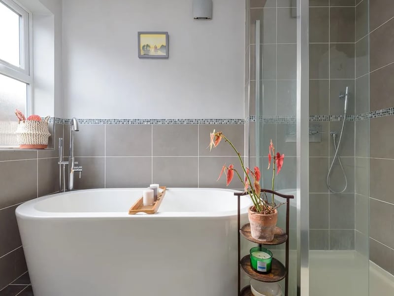 It can be easy to under-appreciate a nice bathroom, so we thought we'd make sure this beauty was included.
