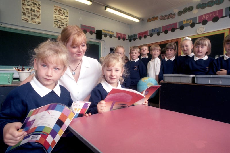 New teacher Vickie Lumsdon with new starters at Quarry View in 1998.