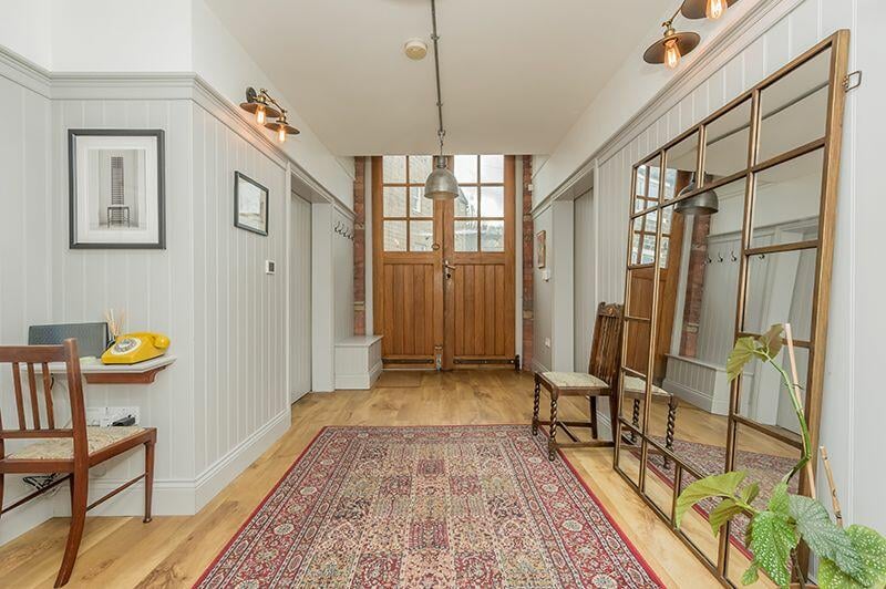 Inside this amazing house, industrial features and cosy living blends together perfectly.