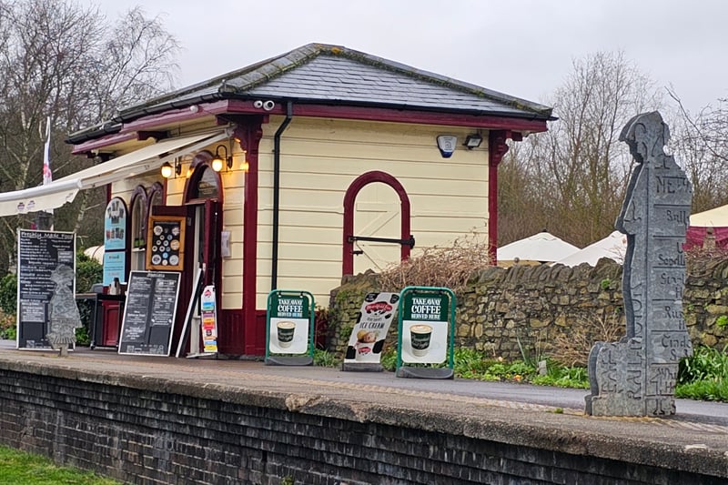 The homely Warmley Waiting Room is located on the Bristol and Bath Railway Path next to the park.  It's open Monday to Saturday from 9am to 4pm and Sunday from 9am to 5pm. Its menu includes hot drinks like coffee and hot chocolates, milkshakes, sandwiches, baguettes, Jacket Potatoes, Ice Cream, Rolls, cakes and pastries, as well as, daily specials.