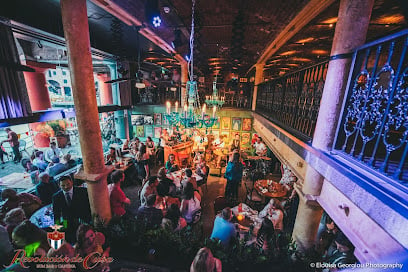 🎉 Expect more of a on your feet experience than a sit down quiet drink, Revolucion de Cuba is for fun lovers. It serves Latin-inspired tapas and cocktails. 👣 Only five minutes from the arena. 