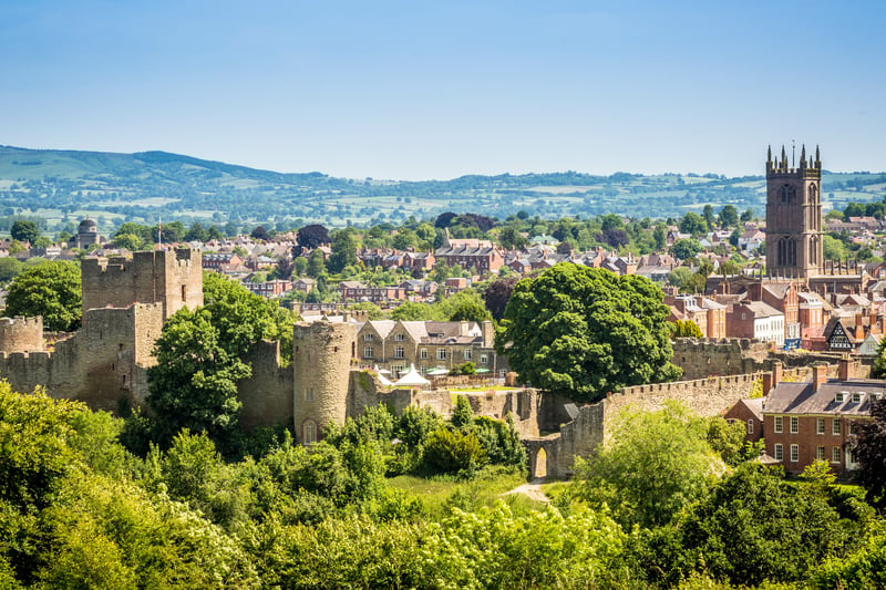 Ludlow is a market town with a medieval castle, excellent eateries, and beautiful countryside, making it a perfect spot for history and food lovers. Visit Ludlow Castle and its historic grounds. Sample local food at Ludlow Food Centre. 