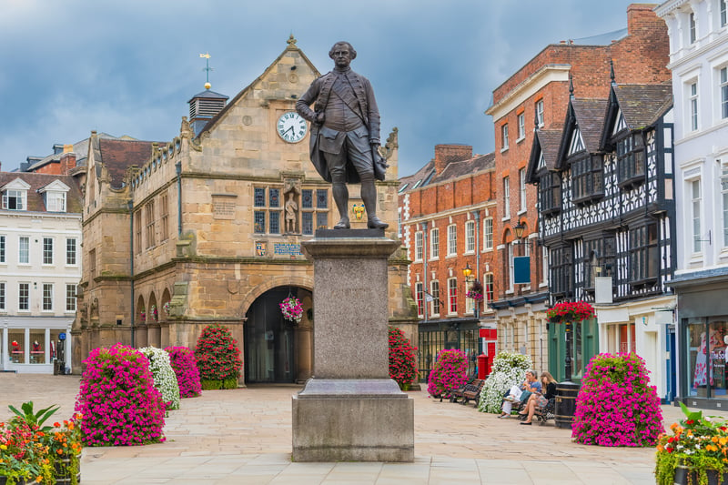 Shrewsbury is a historic town where you can explore the legacy of Charles Darwin and admire medieval architecture. Discover medieval Shrewsbury Castle and its history. Walk along the River Severn and explore the town centre.