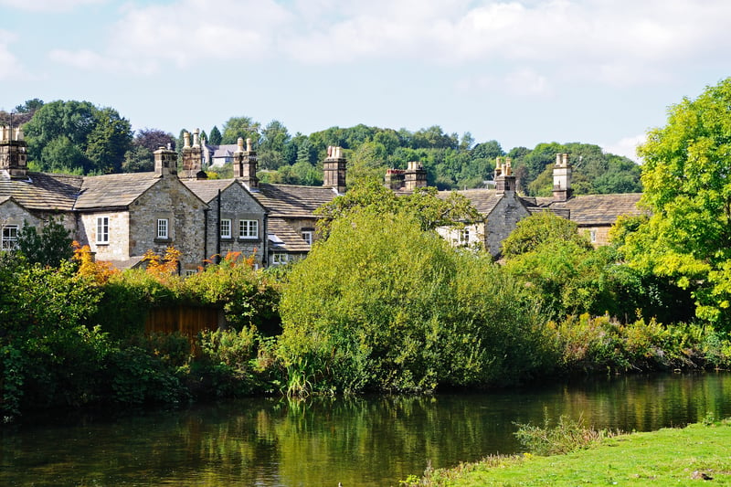 Bakewell, famous for it's Bakewell tarts! Offers a rich history with attractions like the medieval bridge and All Saints Church. Breathe in fresh air and hike through stunning landscapes. Visit charming villages and enjoy outdoor activities.