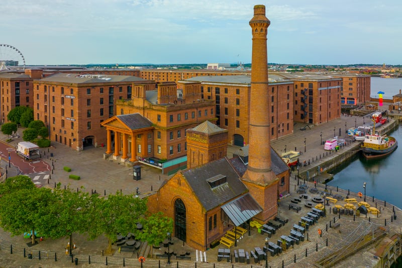 🌅The Pump House pub offers a cosy, relaxed atmosphere with great views of the Royal Albert Dock and outside seating. Situated right at the heart of the iconic area in Liverpool it's great for those who enjoy a quiet drink in front of the sunset. 👣 It is a seven minute walk to the arena. 