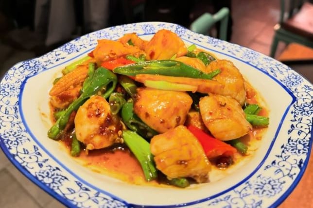 Serving handmade dim sum and traditional Cantonese food this restaurant located on West NIle Street is a favourite amongst Glaswegians. Why not order the spicy sichuan scallops fro the Isle of Barra. 69 W Nile St, Glasgow G1 2QB. 