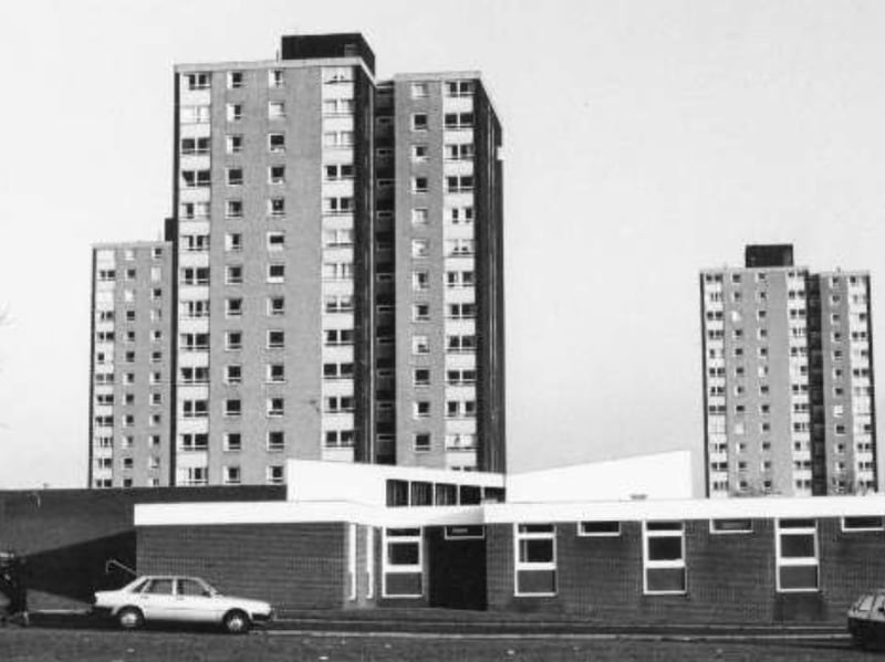 These flats, photographed some time between 1980 and 1999, are believed to be somewhere on the Batemoor estate. Do you recognise them and the building in the foreground?